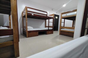 Escritorio, wifi gratis y ropa de cama 