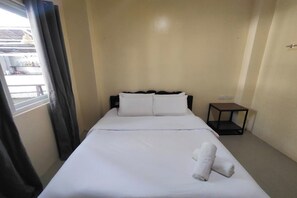 Escritorio, wifi gratis y ropa de cama 