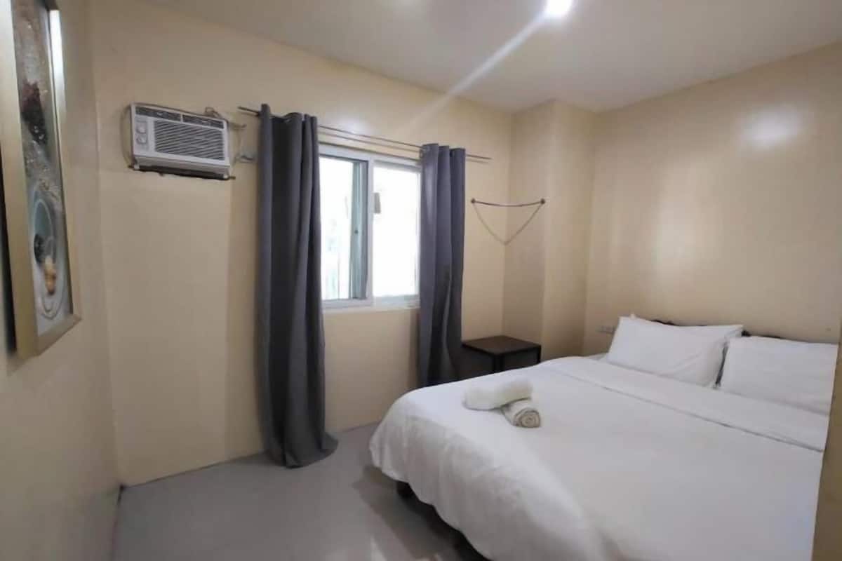 Desk, WiFi (free), bed sheets