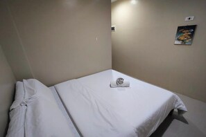 Standard Room | Desk, free WiFi, bed sheets - Boracay Backpackers (Boracay Island)