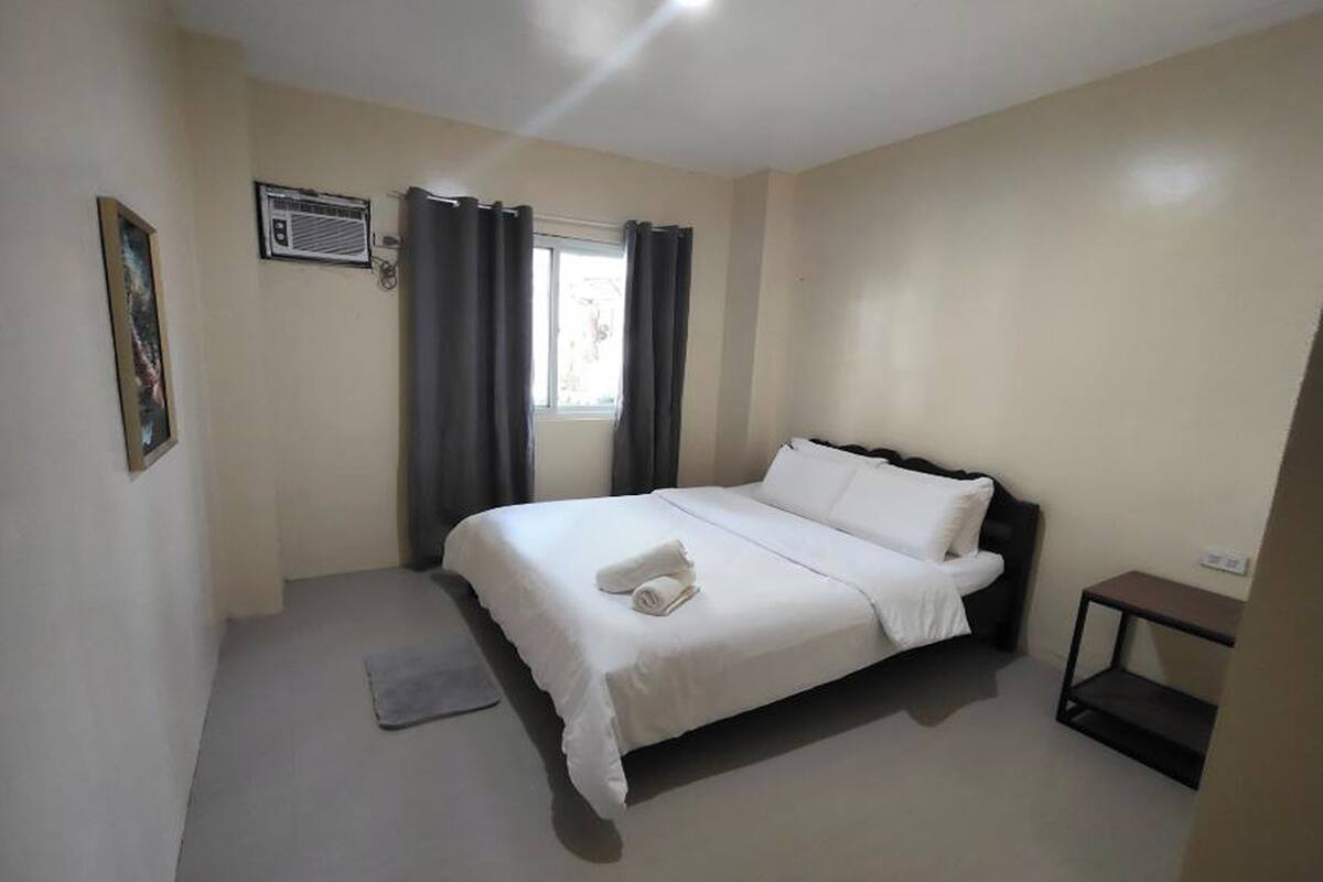 Deluxe Room | Desk, WiFi (free), bed sheets