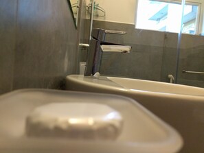 Twin Room, 2 Twin Beds | Bathroom | Shower, free toiletries, hair dryer, towels - The Residence (Colombo)
