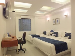 Cofres nos quartos, escrivaninha, espaço de trabalho para notebook