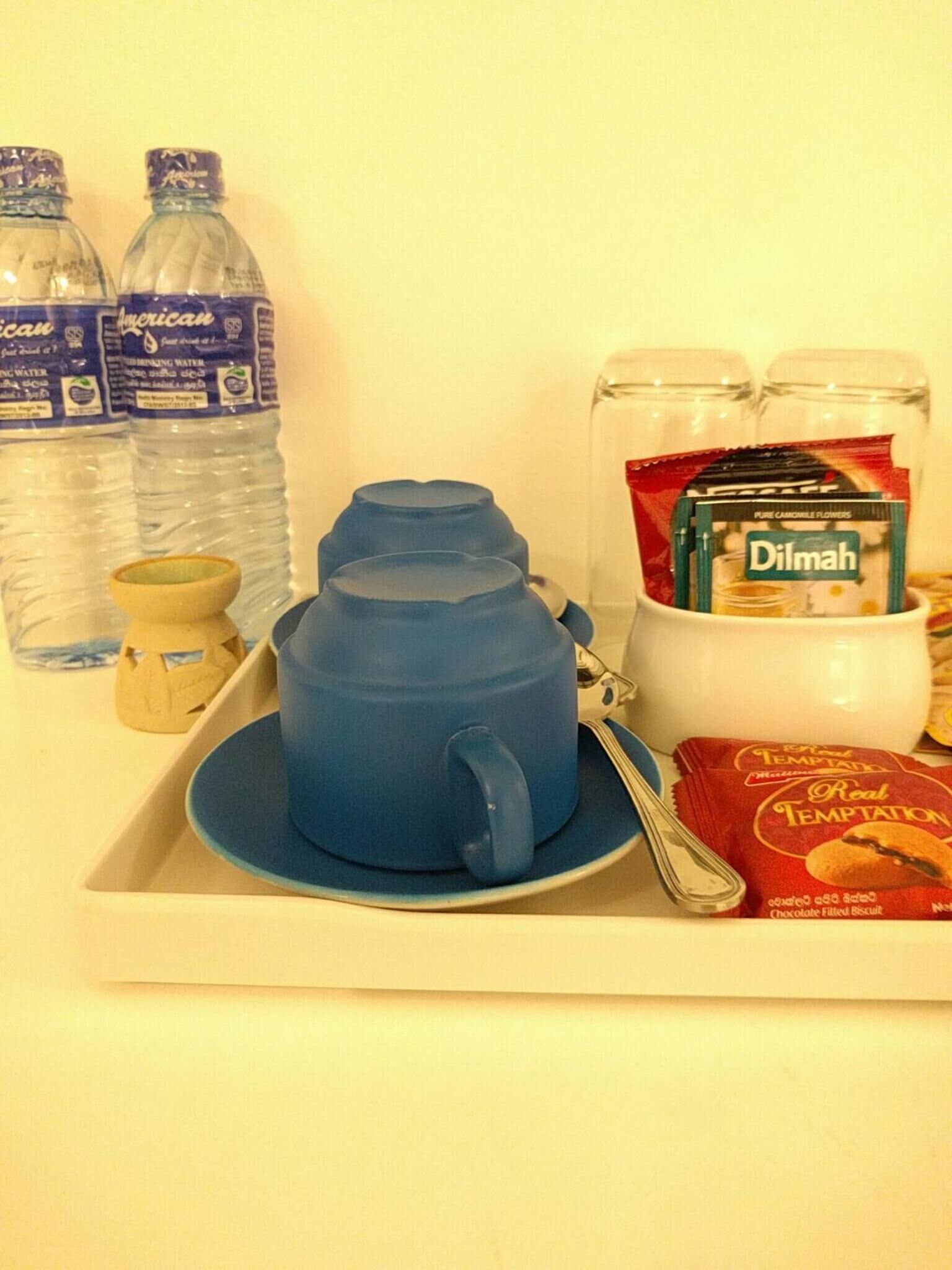 microwave, coffee/tea maker, electric kettle