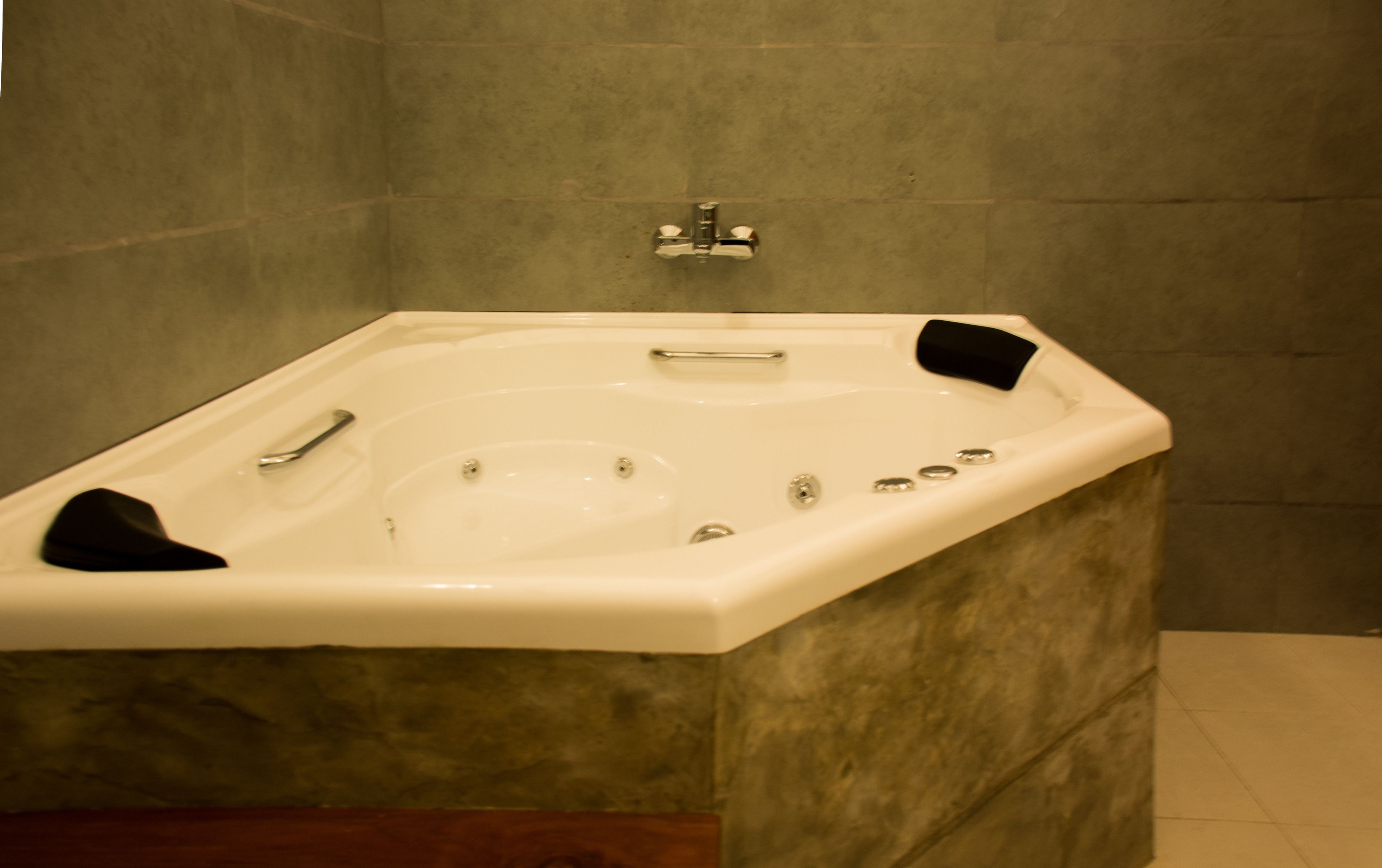 suite, balcony | bathroom | shower, free toiletries, hair dryer, towels