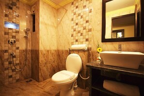 Douche, articles de toilette (gratuits), serviettes fournies