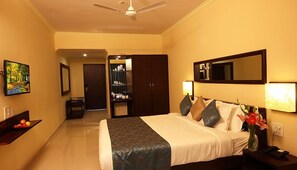 Standard Double Room, 1 King Bed | In-room safe, desk, iron/ironing board, rollaway beds