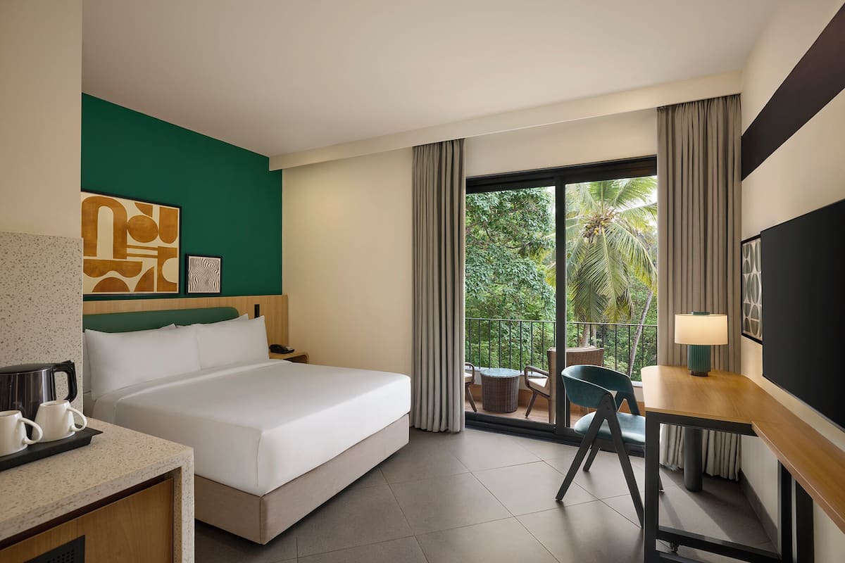 Room, 1 Queen Bed (Guest) | Premium bedding, desk, laptop workspace, bed sheets