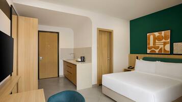 Room, 1 Queen Bed (Guest) | Premium bedding, desk, laptop workspace, bed sheets
