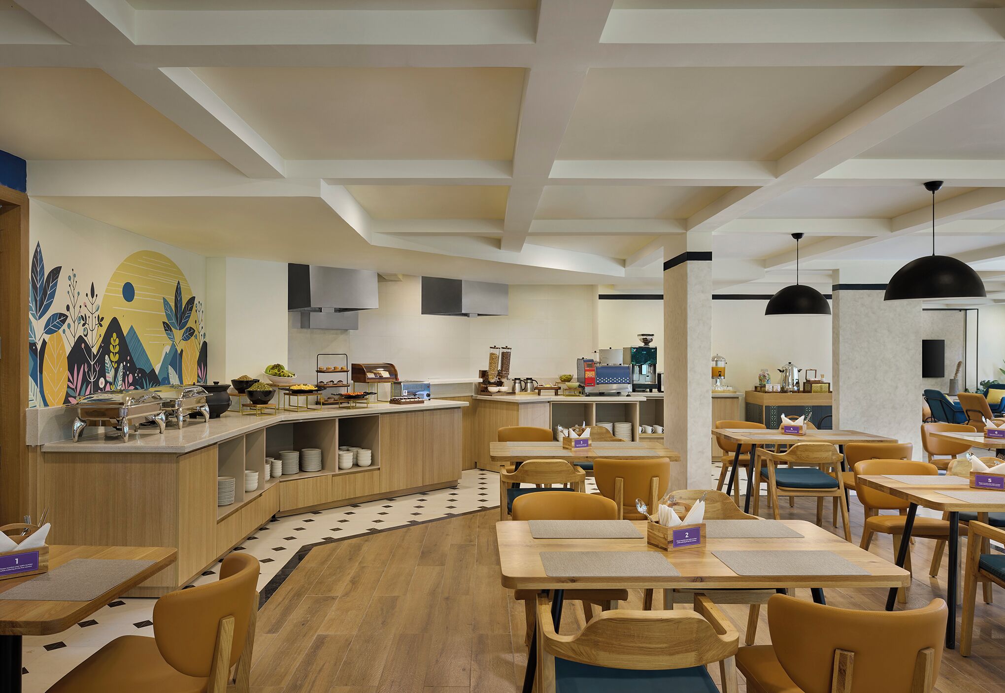 Een moderne eetruimte met houten tafels en stoelen, een buffet en een decoratief muurschildering.