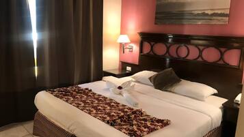 Familie suite, 2 slaapkamers, kitchenette | 1 slaapkamer, een minibar, een kluis op de kamer, een bureau