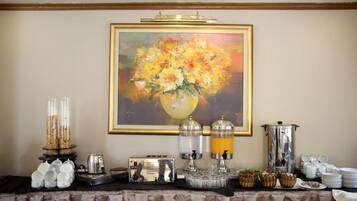 S'hi serveixen esmorzars, dinars, sopars i plats de cuina internacional