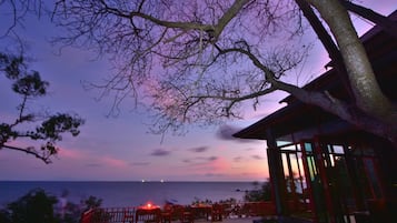Petit déjeuner, déjeuner et dßner servis sur place, vue sur la mer