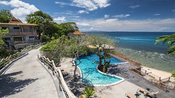 Piscine extérieure, chaises longues