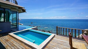 A wooden deck with a pool, overlooking the sea. - Sai Daeng Resort (Koh Tao)