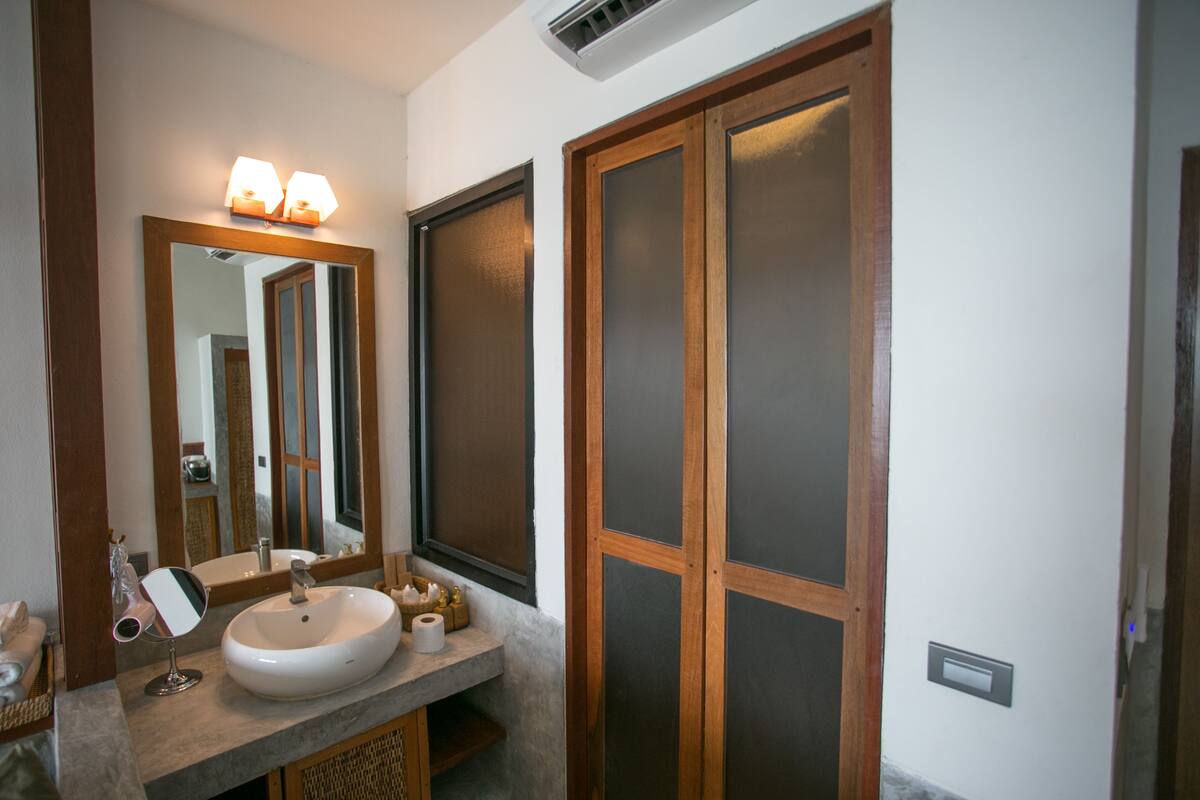 superior room, 1 king bed, sea view | bathroom | shower, rainfall showerhead, free toiletries, hair dryer