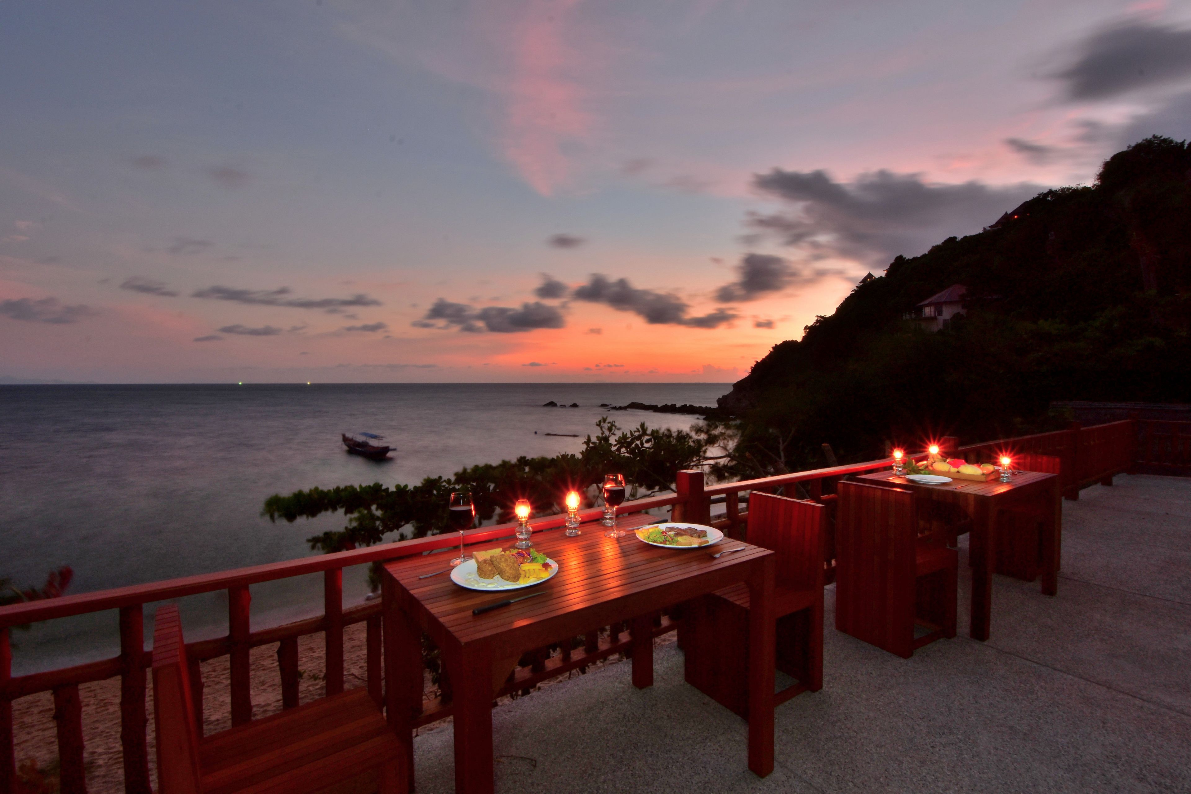 breakfast, lunch, dinner served; international cuisine, sea views