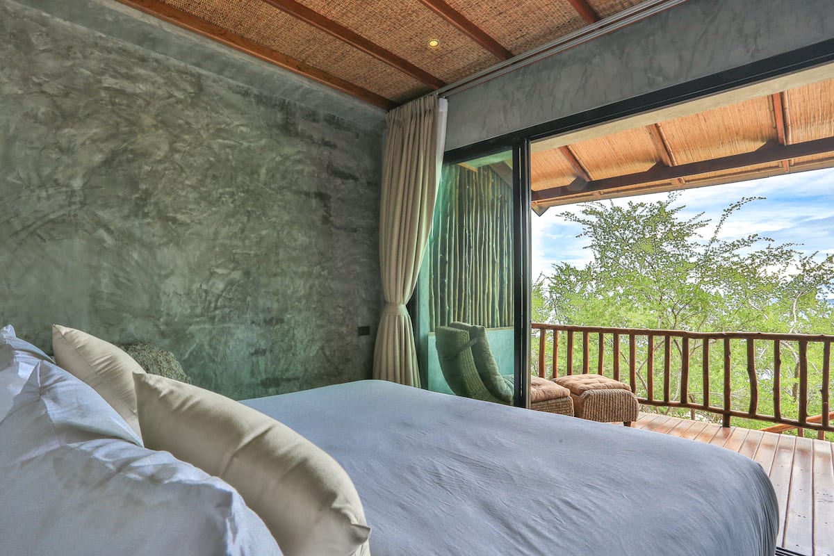 Junior Suite Beachfront | 1 bedroom, minibar, in-room safe, laptop workspace