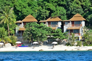 Deluxe Room, 1 King Bed, Beach View, Beachfront | 1 bedroom, minibar, in-room safe, individually decorated - Sai Daeng Resort (Koh Tao)