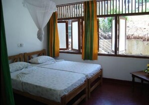 标准双人房 | 客房内保险箱、办公桌、折叠床/加床（额外收费）、免费 WiFi