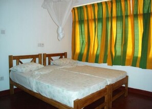 스탠다드 더블룸 | 객실 내 금고, 책상, 간이 침대, 무료 WiFi