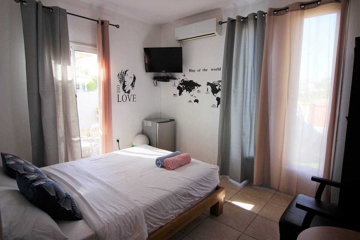 Quarto casal ou duplo econômico, 1 cama de casal ou 2 camas de solteiro, sacada | Ferros/tábuas de passar roupa, Wi-Fi de cortesia, roupa de cama