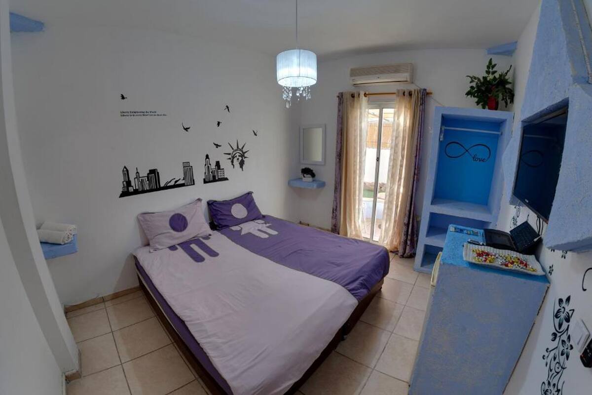 Quarto casal standard, 1 quarto, banheiro compartilhado, vista para a cidade | Ferros/tábuas de passar roupa, Wi-Fi de cortesia, roupa de cama