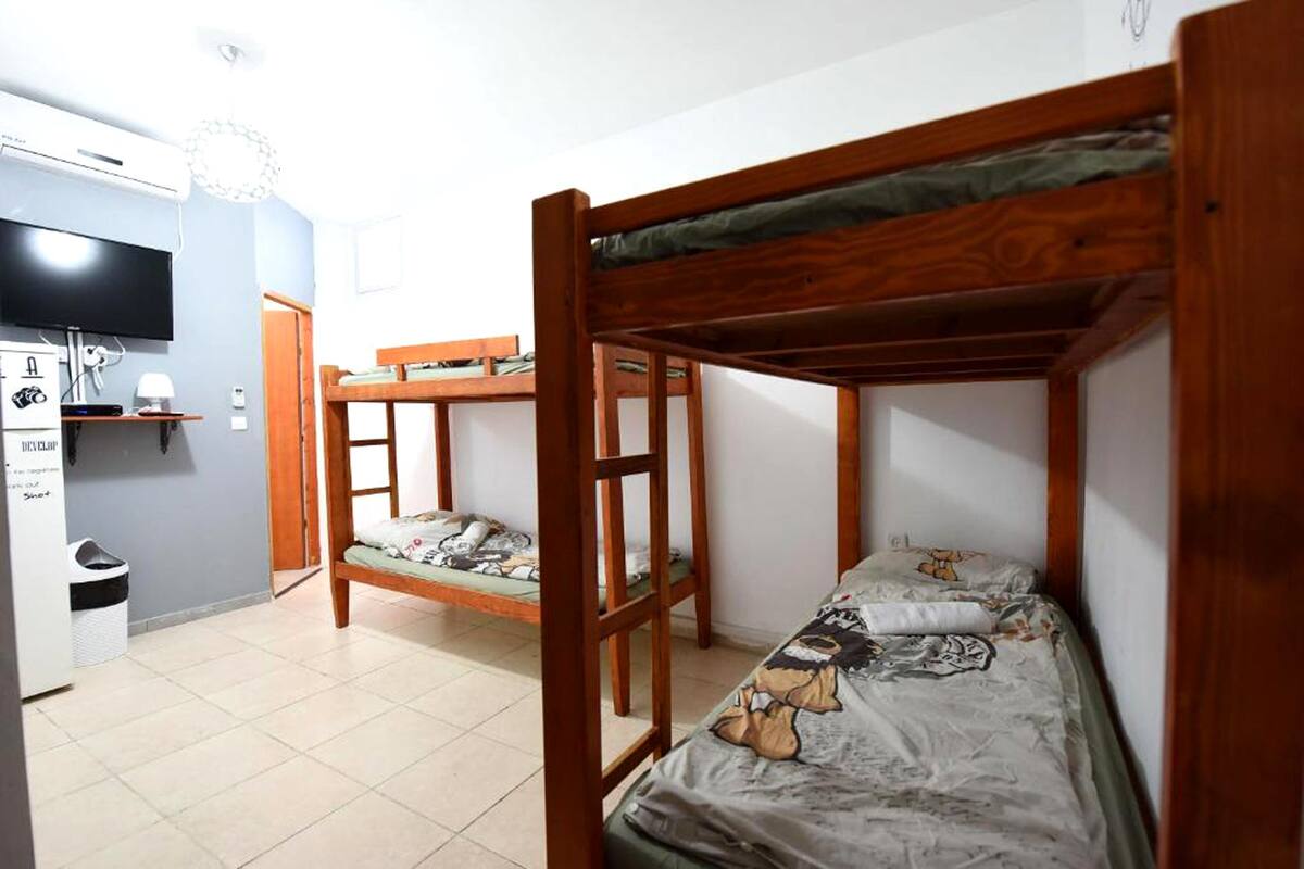 Quarto quádruplo econômico, 1 quarto, banheiro privativo | Ferros/tábuas de passar roupa, Wi-Fi de cortesia, roupa de cama