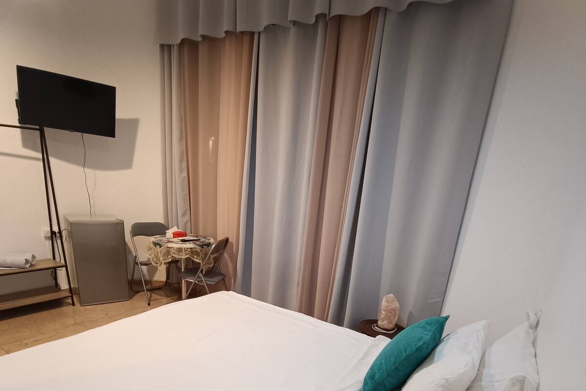 Quarto casal standard, 1 quarto, banheiro compartilhado, ao lado da piscina | Ferros/tábuas de passar roupa, Wi-Fi de cortesia, roupa de cama