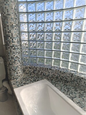 Suíte família, vista para o mar, ao lado da piscina | Ferros/tábuas de passar roupa, Wi-Fi de cortesia, roupa de cama