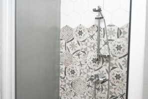 Habitación doble Deluxe | Baño | Regadera, regadera tipo lluvia, amenidades de baño gratuitas, toallas 