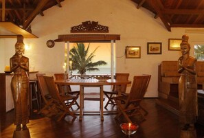 Villa supérieure, 6 chambres, vue sur l’océan, au bord de la plage | Aire de séjour | Téléviseur à écran plat, foyer