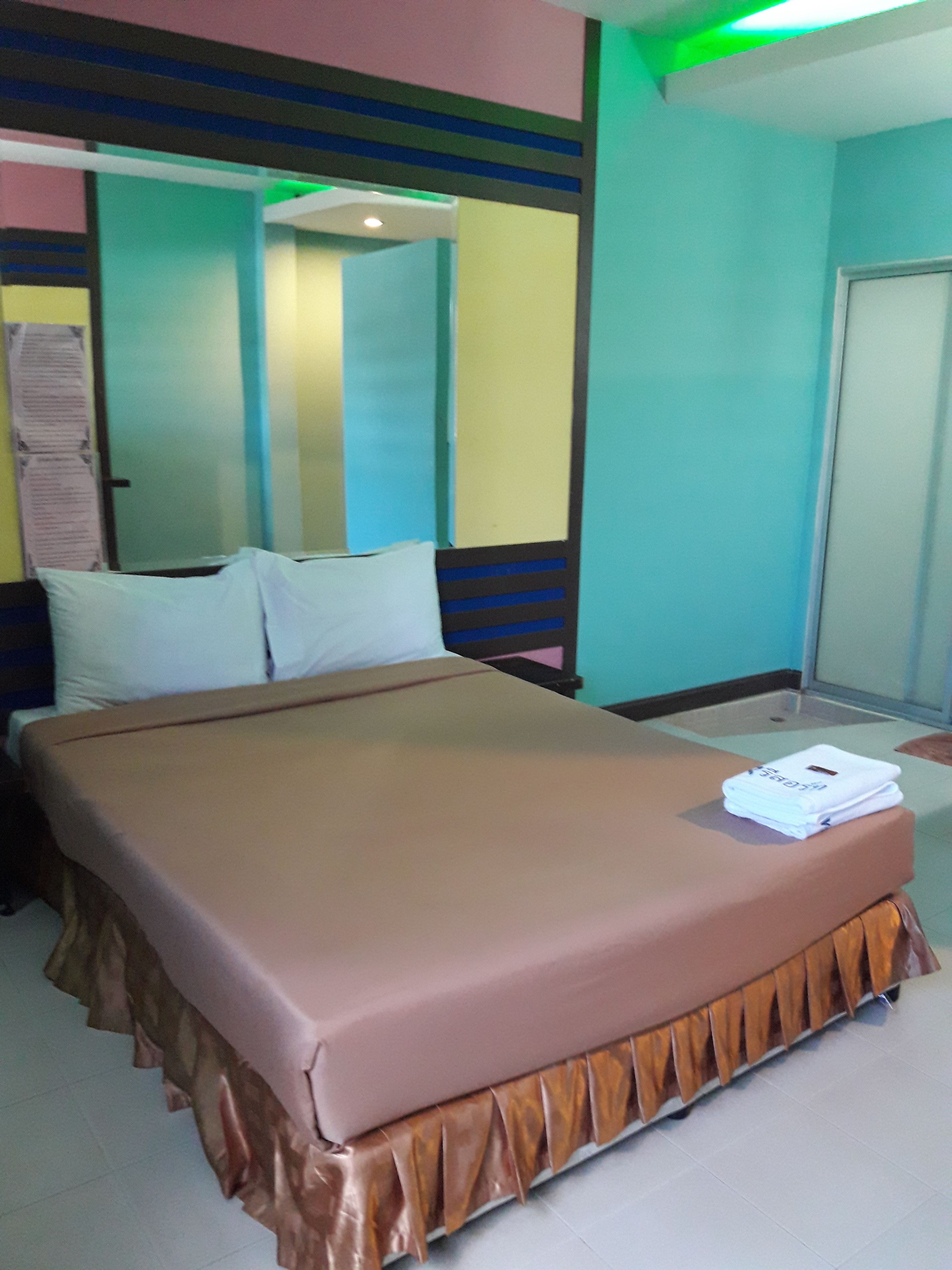 办公桌、免费 WiFi