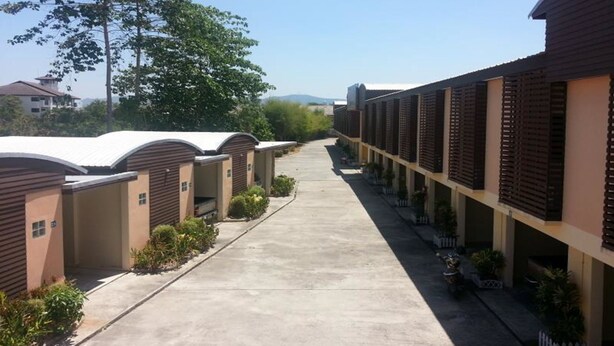 A row of single-story buildings with a central walkway. - PR Resort Hat Yai (Hat Yai)