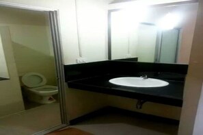 Standard Double Room | Baño | Regadera, amenidades de baño gratuitas, secadora de cabello, toallas