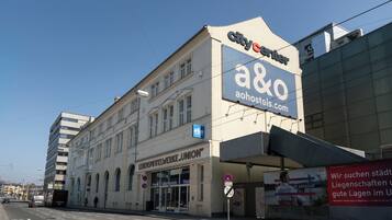 Ein Gebäude mit einem Schild, das 'City Center' und 'a&o' als Hostel anzeigt.
