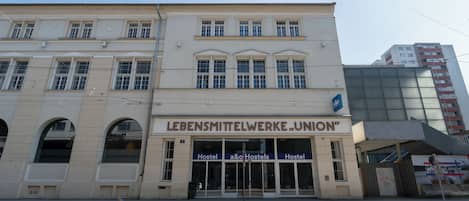 Un edificio con un letrero que dice 'Lebensmittelwerke..Union' y 'Hostel', indicando que se trata de un albergue.