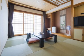 傳統客房, 吸煙房, 熱水浴缸 (Japanese Style Room, 8-10 Tatami mats) | 羽絨被、房內夾萬、熨斗/熨衫板、免費 Wi-Fi