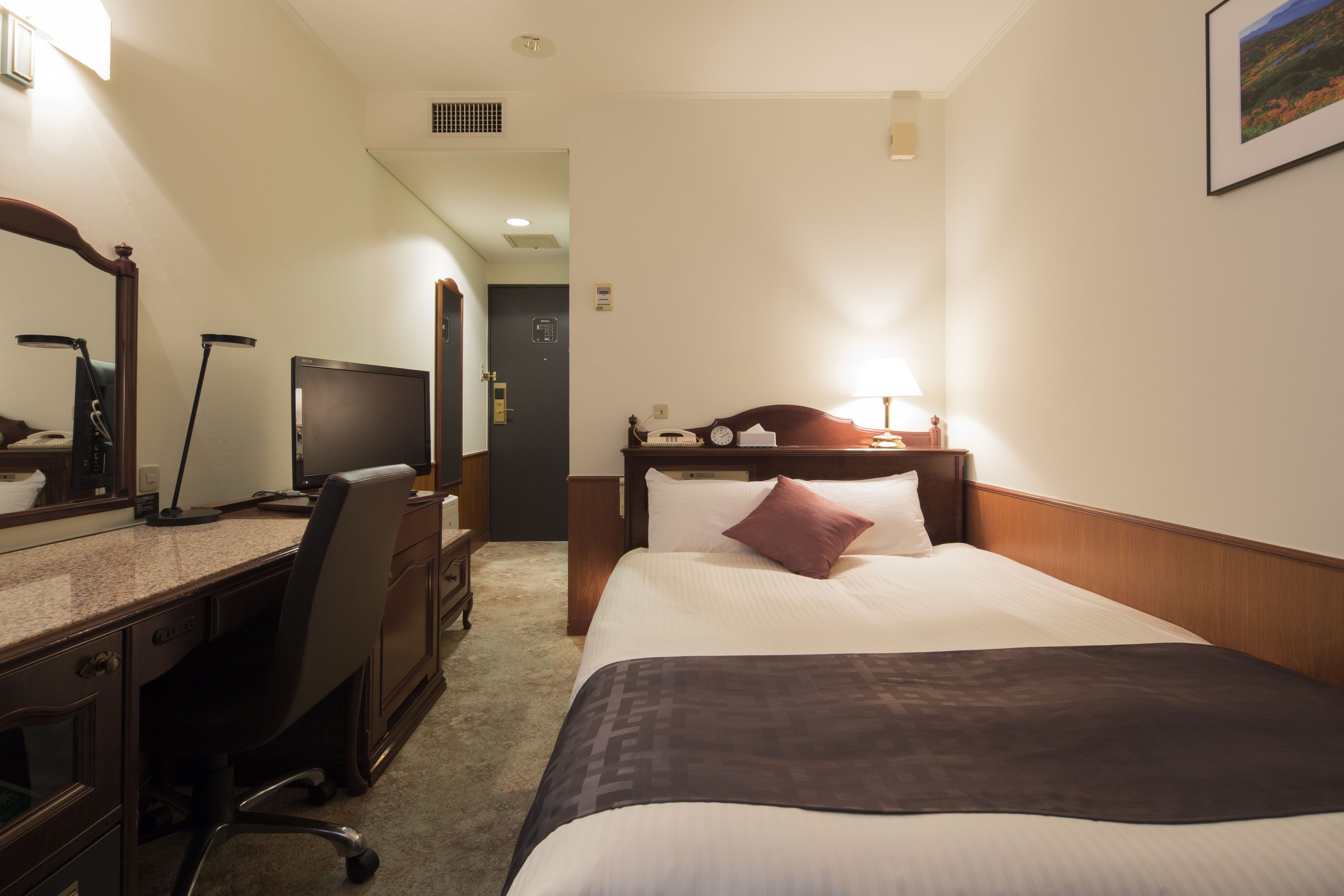 1 bedroom, down duvets, in-room safe, desk