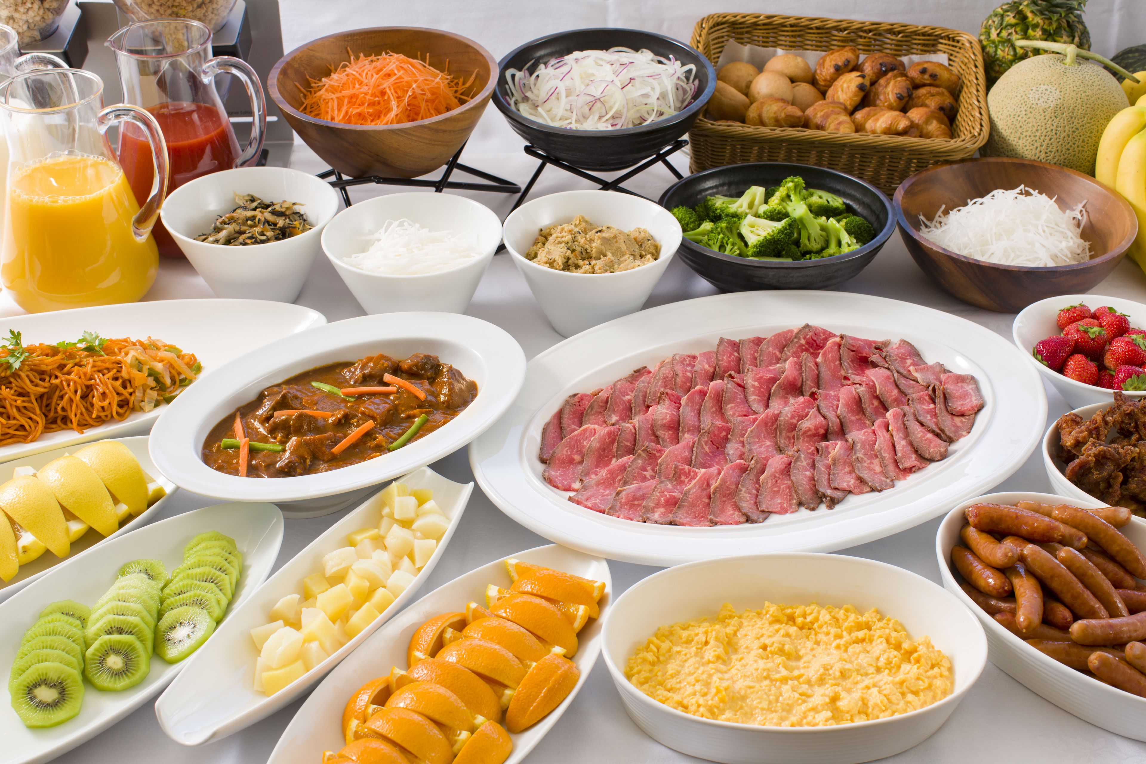 بوفيه فطور يوميًا بتكلفة قدرها (1800 JPY للشخص)