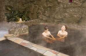 A hot spring area with stone steps and a rocky wall. - Premier Hotel Cabin Obihiro (Obihiro)