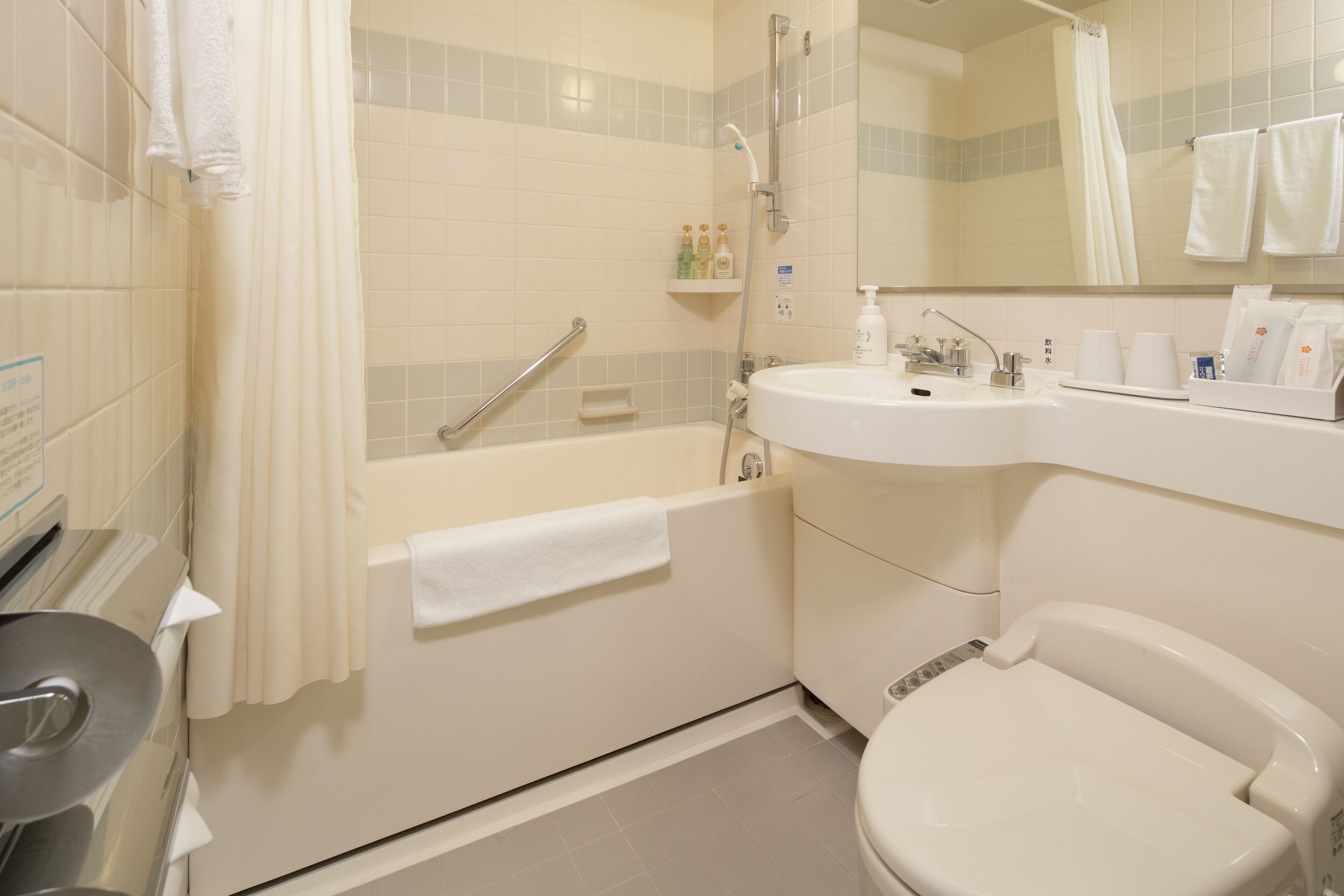 Un baño con bañera, inodoro, lavabo y ducha.