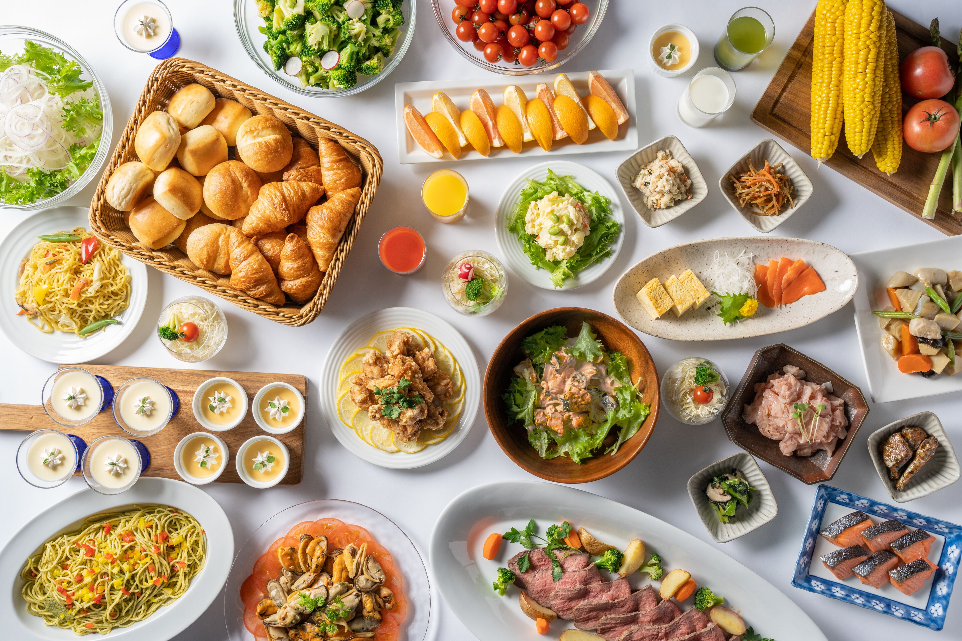Une variété de plats et d’aliments disposés sur une table.