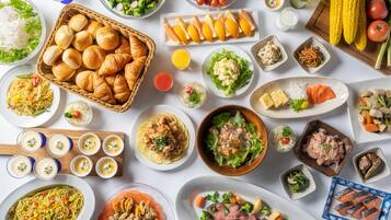 Une variété de plats et d’aliments disposés sur une table.