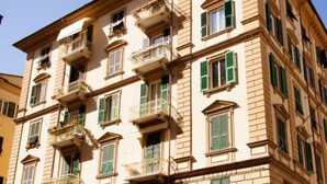 A multi-story building with balconies, a crosswalk, and pedestrians. - Atmosfere Guest House - 5 Terre e La Spezia (La Spezia)