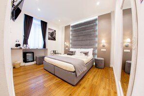 Habitación estándar (Via Roma 37) | Edredón, minibar, caja de seguridad en la habitación y insonorización 