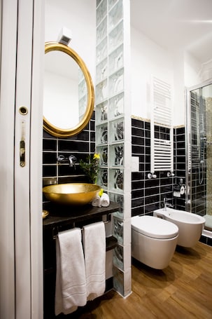 Standard Room (Via Roma 37) | Bathroom. Atmosfere Guest House - 5 Terre e La Spezia