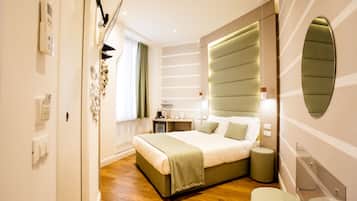 Ein modernes Schlafzimmer mit einem großen Bett, Nachttischen, einem Spiegel und einem Fenster mit Vorhängen.