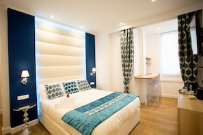 Deluxe Studio (Queen)(Via Napoli 45) | 2 bedrooms, down comforters, minibar, in-room safe