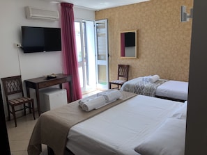 Deluxe Quadruple Room | Desk, laptop workspace, free WiFi